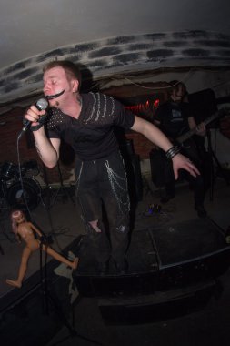 konser gece kulübünde metal grubu