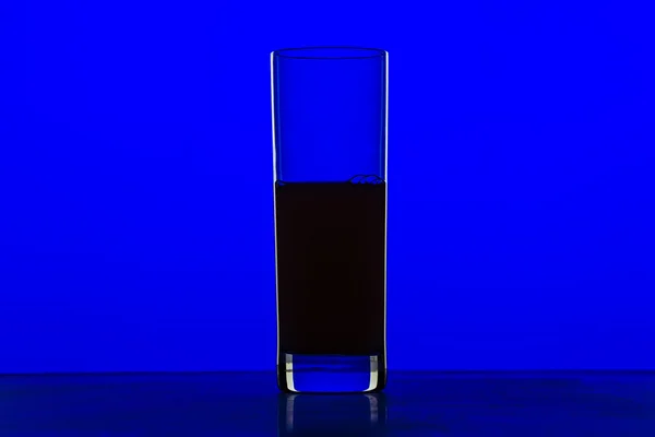Vidro com suco com fundo azul — Fotografia de Stock