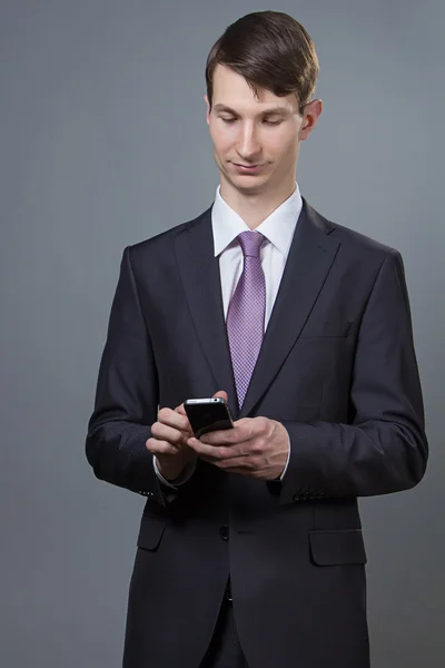 Zakenman met telefoon in zijn handen — Stockfoto