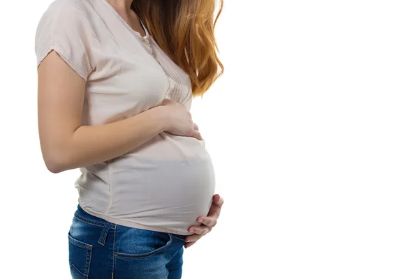 Gravid kvinna med händerna över magen — Stockfoto
