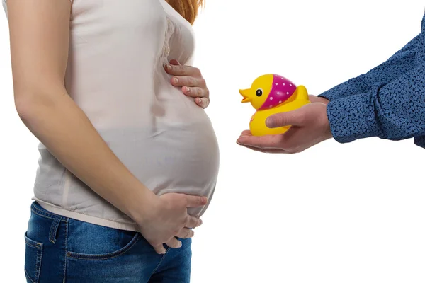 Man håller leksak anka och hans gravida hustru — Stockfoto