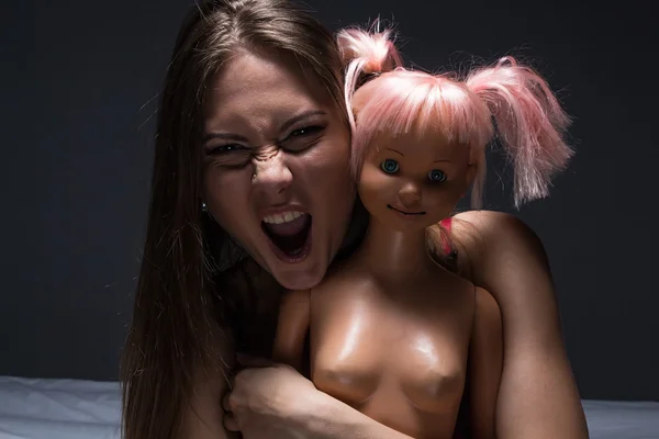 Mädchen Mit Puppe Porträt Eines Schreienden Mädchens — Stockfoto