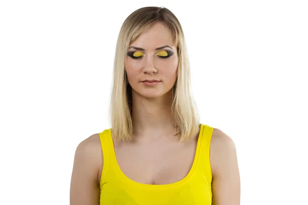 Jonge vrouw met gele make-up — Stockfoto
