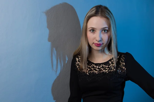 Retrato de una chica con fondo azul — Foto de Stock