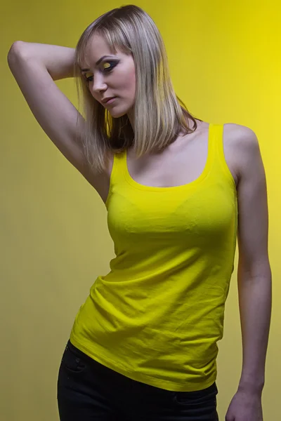 Девушка с макияжем и желтым фоном — стоковое фото
