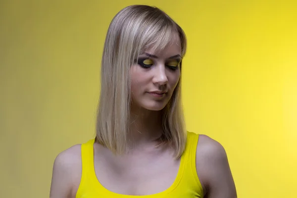 Ragazza con trucco giallo — Foto Stock