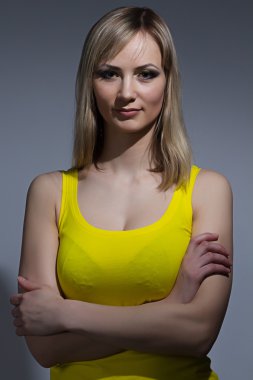 gri zemin üzerine makyaj ile kız