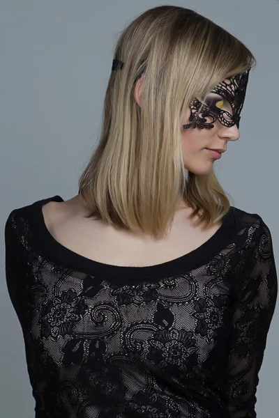 Gri arka plan üzerinde siyah dantel maske kız — Stok fotoğraf