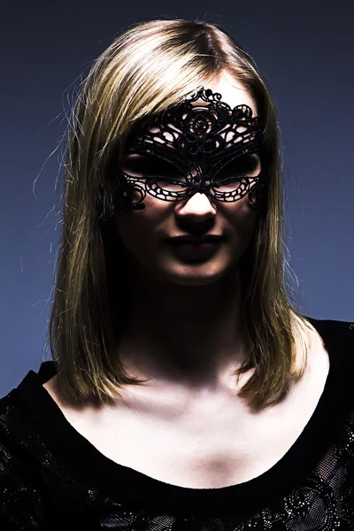Dziewczyna w czarnej koronki maska patrząc na kamery — Zdjęcie stockowe