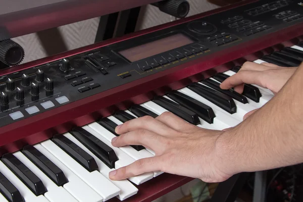 Manusia belajar memainkan synthesizer — Stok Foto