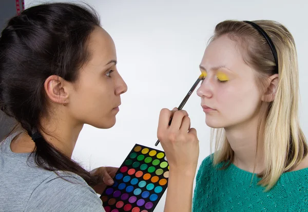 Maquillaje con paleta en la mano — Foto de Stock