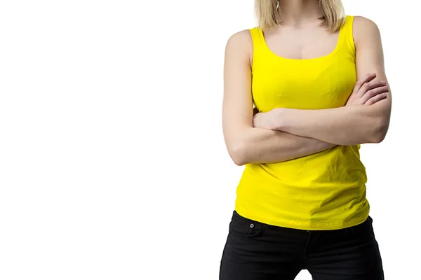 T-shirt donna in giallo con le braccia incrociate — Foto Stock