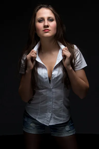 Mulher séria na camisa olhando para a câmera — Fotografia de Stock