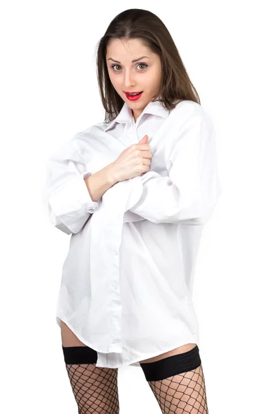 Женщина в белой рубашке стоит — стоковое фото