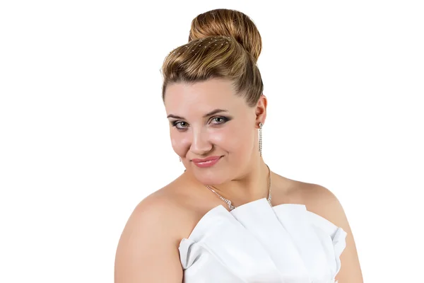 Frau im weißen Hochzeitskleid blickt in die Kamera — Stockfoto