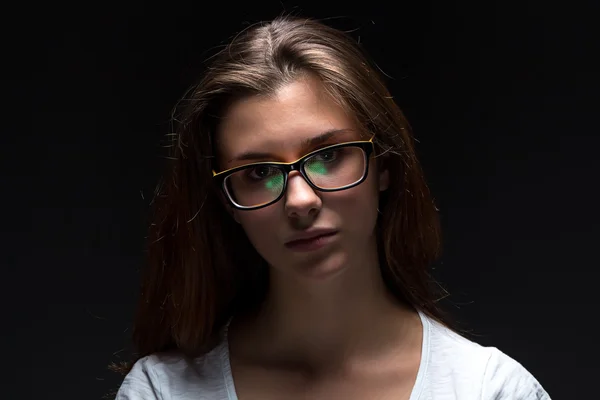 Teenager-Mädchen im Schatten mit Brille — Stockfoto