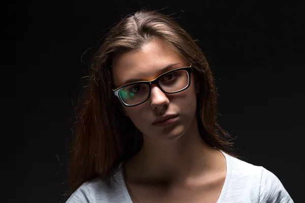 Portrait d'adolescente sérieuse dans l'ombre — Photo