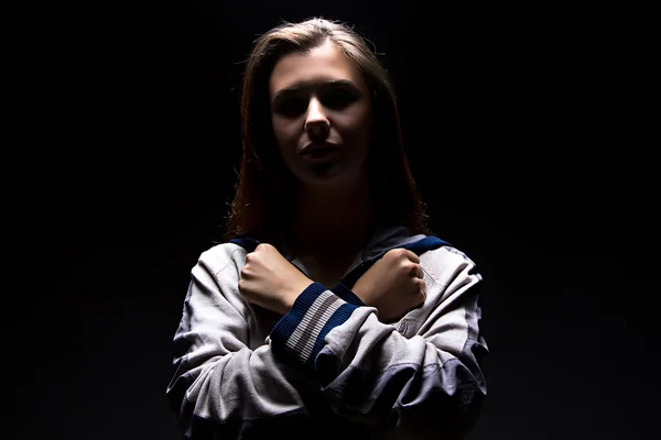 Tonåring flicka med armarna korsade på hennes bröst — Stockfoto