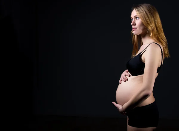 Femme enceinte dans l'ombre — Photo