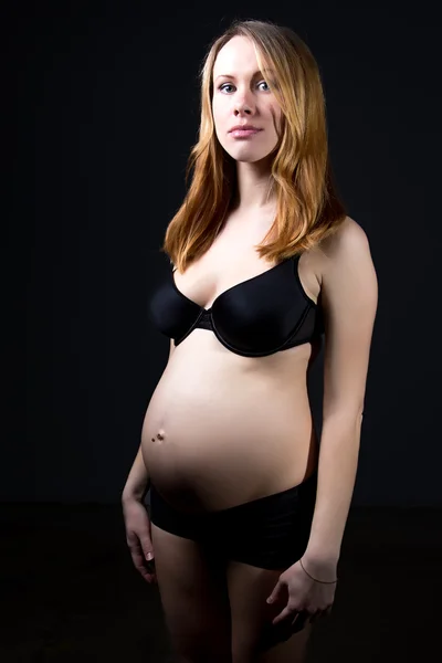 Беременная девушка в нижнем белье — стоковое фото