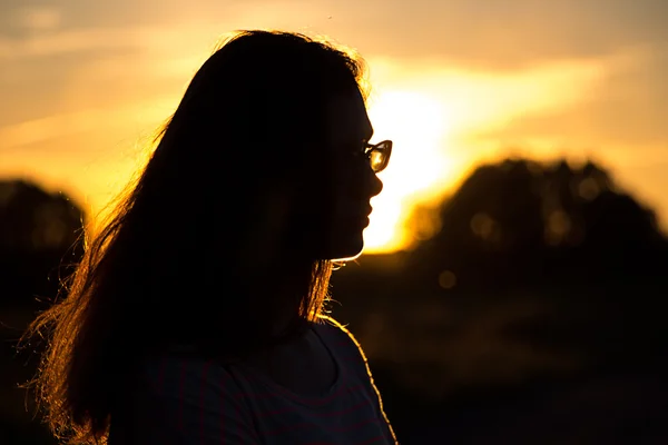 Красива дівчина-підліток на заході сонця — стокове фото