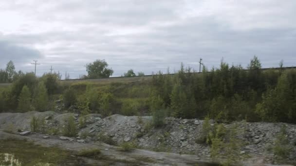 从移动的火车窗口看多云的日景 — 图库视频影像
