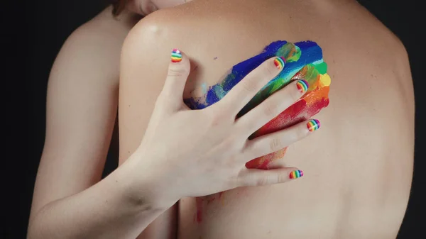 Foto di donna che incasina arcobaleno sulla schiena nuda — Foto Stock
