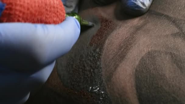 Impuscaturi de maestru de a face tatuaj negru pe corp — Videoclip de stoc
