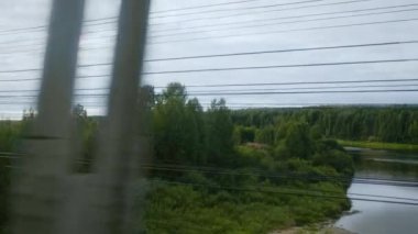 Hareket halindeki tren penceresinden bulutlu bir gün görüntüsü