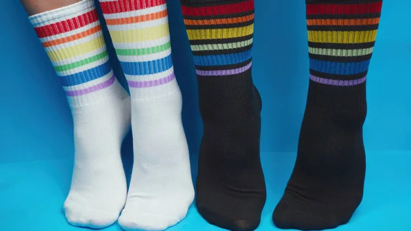 Shooting von schwarzen und weißen Socken mit Regenbogenfarben, Allegorie — Stockfoto