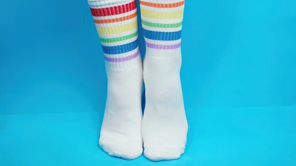 Concept shooting de chaussettes blanches aux couleurs arc-en-ciel, allégorie — Photo