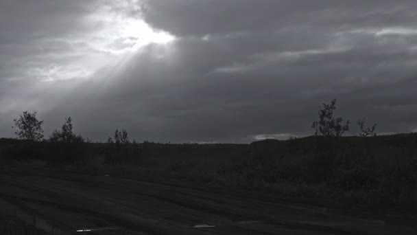 Видео темного неба с лучом света — стоковое видео