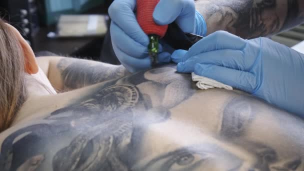 Záběry tetovaného tetovaného na ženské hřbetě — Stock video