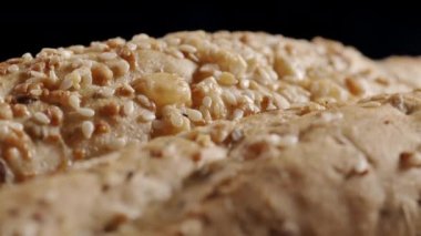 Siyah arkaplanda ekmek çevirme ekmeği