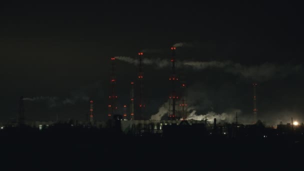 Video továrny znečišťující vzduch jedovatými výpary v noci — Stock video