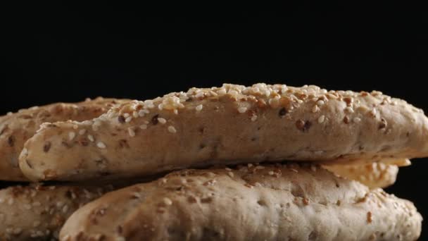 Sparatoria di pane rotante baguette su sfondo nero — Video Stock
