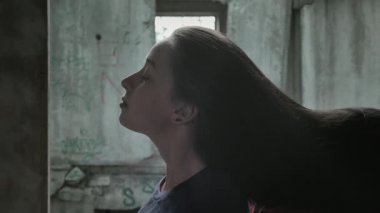 Uzun saçlı kadın, erkeğin yüzünde kayıyor.