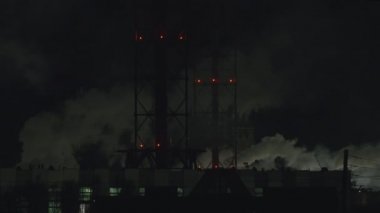 Geceleri zehirli gazlarla hava kirleten fabrika görüntüleri