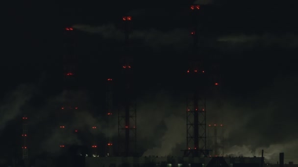 Záběry z továrny znečišťující ovzduší toxickými výpary v noci — Stock video