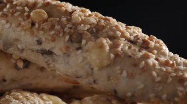 Siyah arkaplanda dönen ekmek ekmeği çekimleri