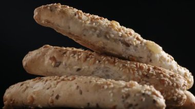 Siyah arkaplanda dönen ekmek ekmeği görüntüsü