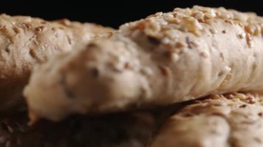 Siyah arkaplanda dönen ekmek ekmeği görüntüsü