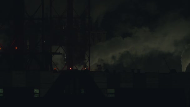 Video de la planta contaminando el aire por los vapores venenosos en la noche — Vídeos de Stock