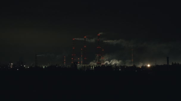 Tiro de fábrica de ar poluente por fumos tóxicos durante a noite — Vídeo de Stock