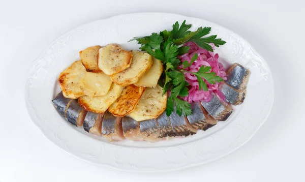 马铃薯和洋葱腌制鲱鱼的图像，顶部视图 — 图库照片