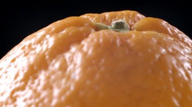 Siyah arkaplanda turuncu döndürme çekimi