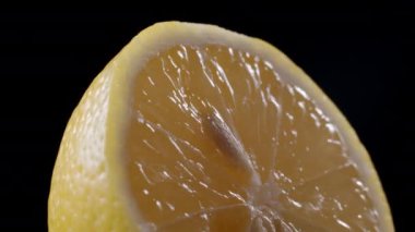 Siyah arkaplanda dilimlenmiş dönen limon videosu