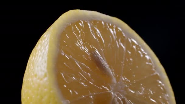 Vidéo de tranches de citron filant sur fond noir — Video