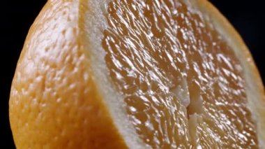 Siyah arkaplanda dilimlenmiş turuncu dönüş videosu