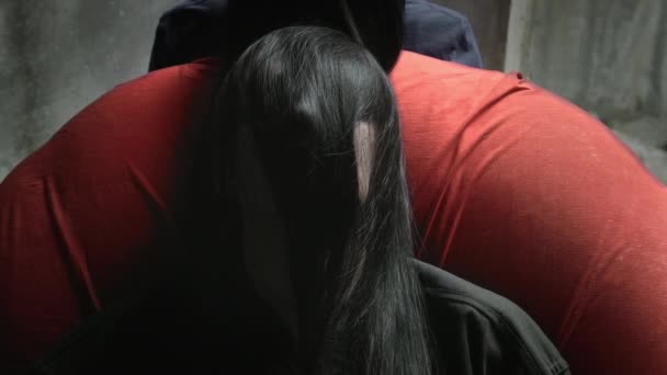 Tir de l'homme avec les cheveux longs féminins sur son visage — Video